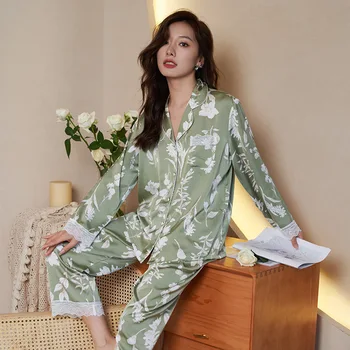 Костюм для домашней одежды с элегантным принтом можно носить поверх свободной атласной пижамы